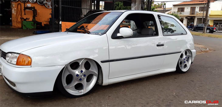 Gol G2 rebaixado com rodas Volcano Daimler aro 18″x6″