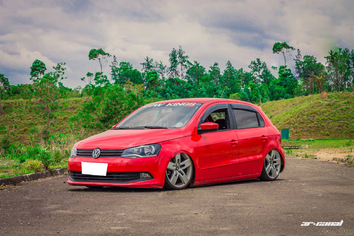 Gol rebaixado com rodas Volcano Wheels Strong aro 17”