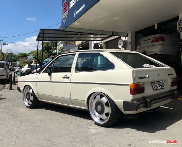 Gol quadrado rebaixado com rodas replicas aro 17