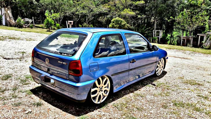 VW Gol Quadrado rebaixado com rodas Volcano London aro 18