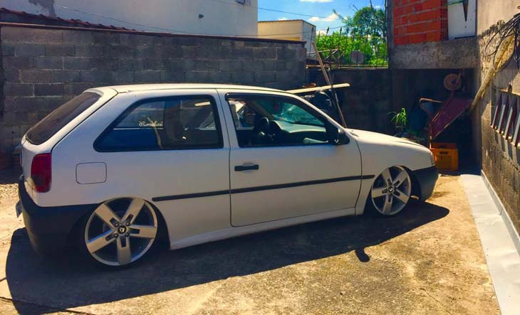 Gol rebaixado com rodas Volcano Wheels Strong aro 17”